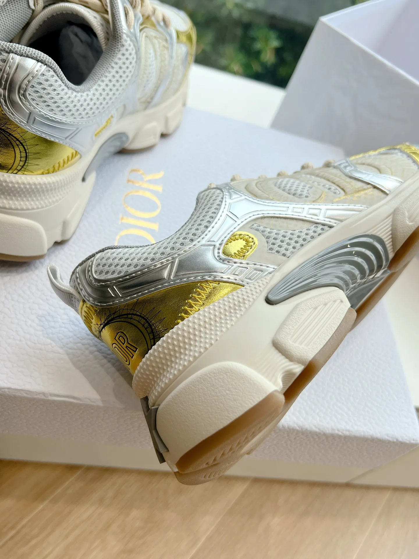 👟👟Ex-factory price 640👟👟 (Top version) Dior Chrono series sports shoes Purchased and developed in Taikoo Hui for RMB 18,200. This Dior chrono sports shoe continues the timeless silhouette and is carefully made of mesh, so it will be particularly comfortable on the feet. It is decorated with CD special craftsmanship logo to enhance the style. The lightweight style is matched with the "Christian Dior" logo thin sole, suitable for all seasons, and can be matched with all kinds of casual looks to add a finishing touch. Classic and super durable. Upper: cowhide stitching. Original molded outsole. Size: 35-41. Full set of counter synchronized gift box 💝 packaging